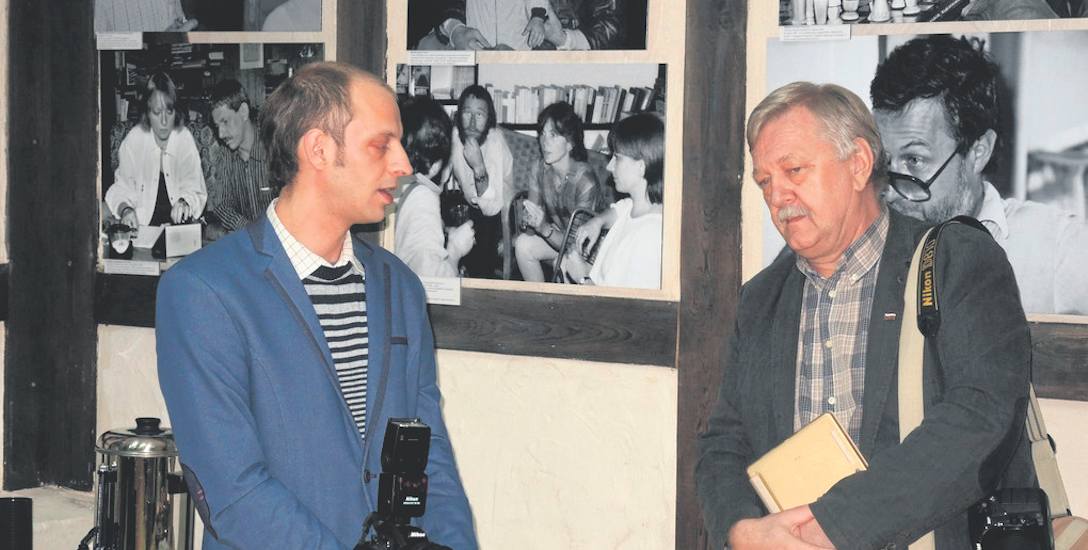 Prace Mariana Stefanowskiego (z prawej) co pewien czas można oglądać w Polsce i za granicą. Autor urodzony w Darłowie w 1950 roku do grudnia 1981 roku