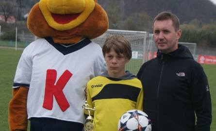 Nagrodę dla najlepszego zawodnika turnieju 12-latków otrzymał Jakub Górski ze Szkoły Podstawowej w Opatowie.