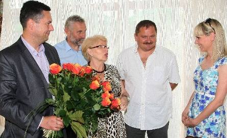 Uczestnicy akcji nie szczędzili swojej trenerce Oldze Chaińskiej miłych słów. Obdarowali ją pięknym bukietem róż. Od lewej stoją: Grzegorz Gałuszka,