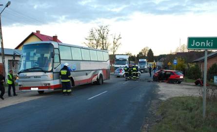 Wypadek w Zielonej Chocinie! Autobus uderzył w opla. Astra roztrzaskana. Ranny kierowca w szpitalu 
