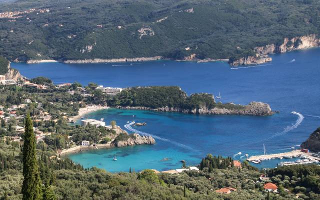 Najlepsze plaże Korfu – takie wspaniałości skrywa grecki raj na Morzu Jońskim. Tam udany urlop masz gwarantowany!