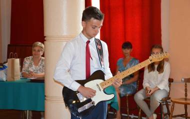 Mikołaj Pożoga z Gimnazjum nr 1 ma nie tylko najwyższą średnią w szkole za trzy lata nauki, świetnie gra też na gitarze.