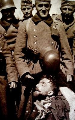 Żołnierze niemieccy z zabitym majorem „Hubalem”.