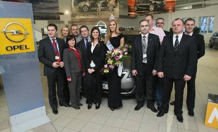 Załoga kieleckiego salonu firmy POL-MOT Auto z Miss Polonia 2010, Rozalią Mancewicz.