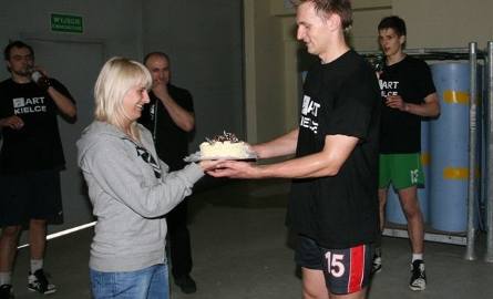Siatkarz Farta Adrian Staszewski w poniedziałek skończył 20 lat! Po treningu był urodzinowy tort