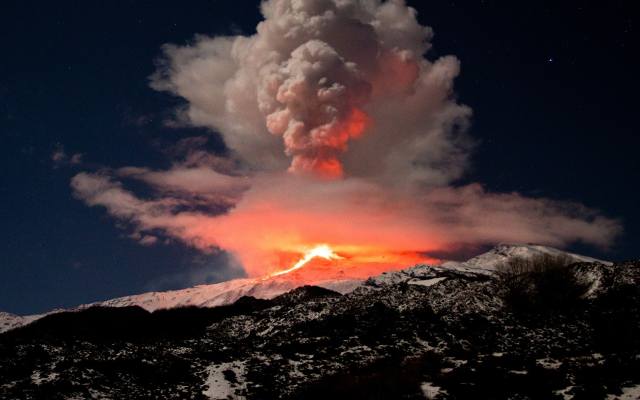 Włochy zagrożone erupcją Etny, lotnisko w Katanii nie działa przez opad pyłu wulkanicznego! Co z wakacjami, co powinni zrobić turyści?