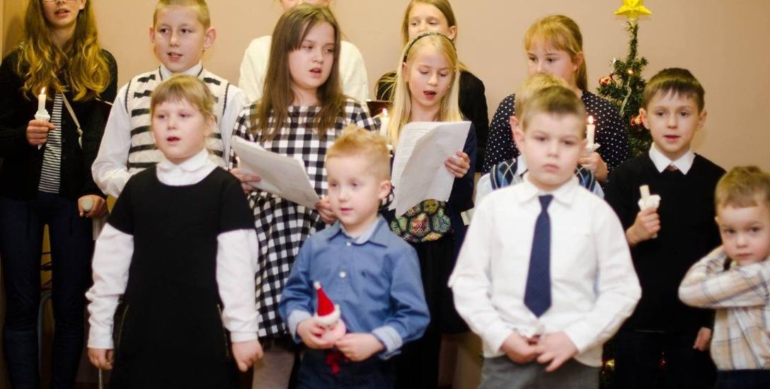 Dzieci m.in. z Sudołu, Leśniowa i Płotów pokazały na co je stać. Zaśpiewały kolędy i świąteczne piosenki w różnych językach.
