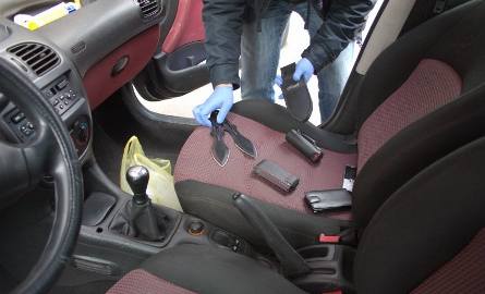 Auto dwóch schwytanych w sprawie narkotykowej szajki z Bydgoszczy zostało dokładnie przeszukane