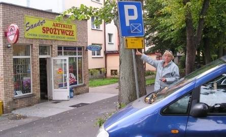- Nie rozumiem znaku, który tu się znajduje - mówi Lidia Jakubowska. - W znakach drogowych obowiązujących w Polsce nie ma żółtej tabliczki z napisem