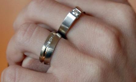 Zestaw - pierścionek zaręczynowy i obrączka za ok. 5500 zł