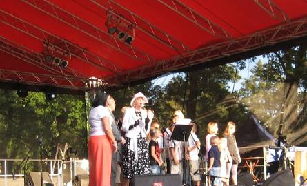 Piosenkę "Śpij kochanie" wiceprezydent Anna Kwiecień śpiewała z dziećmi, z którymi kontaktuje się na co dzień