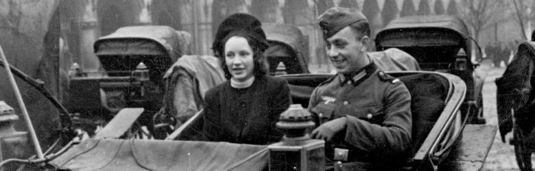 Kraków, lata 40. Niemiecki żołnierz w towarzystwie dziewczyny wybiera się na przejażdżkę dorożką