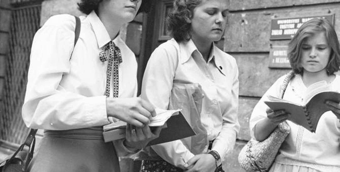 Studentki przed egzaminem na Uniwersytecie Warszawskim w 1979 r.