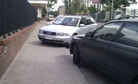 Tak parkują kierowcy przy ulicy Ogrodowej oraz Sienkiewicza. (zdjęcia)