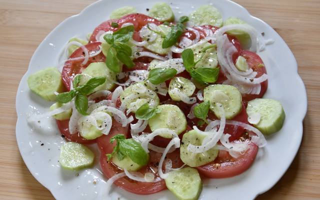 Najsmaczniejsza sałatka z pomidorów, ogórka i cebuli do obiadu. Zrobisz ją w 5 minut. Proste i tanie źródło witamin