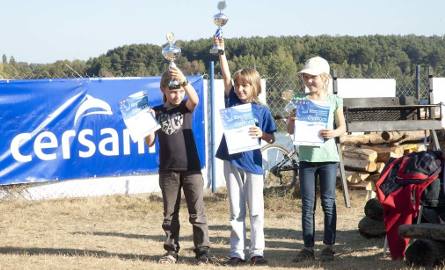 Nikola Materny (pierwsza z prawej) bardzo udanie zadebiutowała w swoich pierwszych regatach. Startowała w kategorii do 9 lat.