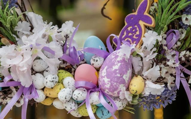 Jak pięknie udekorować grób na Wielkanoc? Modne świąteczne ozdoby na każdą kieszeń. Zobacz, jakimi wielkanocnym dekoracjami ozdobić pomnik