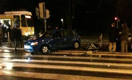 Wypadek na Malczewskiego. Stoją tramwaje. Jedna osoba ranna