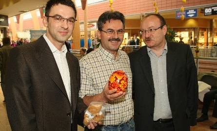Zawziętą licytację stoczyli kielecki radny, prezes firmy Supon Stanisław Rupniewski (w środku) i dyrektor Galerii Echo Grzegorz Czekaj (pierwszy z prawej).