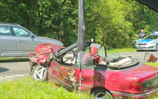 Poważny wypadek na DW 780 we wsi Brodła. Kabriolet zderzył się z SUV-em 