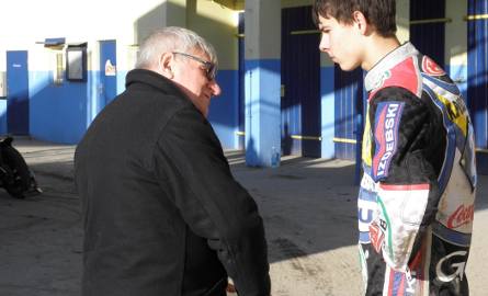 Kamil Pulczyński (Unibax) w grudziądzkim parkingu,  z trenerem Janem Ząbikiem