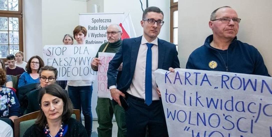 Poznańscy radni zajęli się kartą równości na lutowej sesji. Atmosfera dyskusji była gorąca. W obradach wzięło udział kilkadziesiąt osób. Po przyjęciu