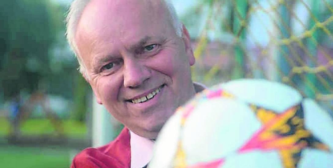 Waldemar Puchalski jest prezesem Zielonogórskiego Towarzys¬twa Piłki Nożnej Pięcioosobowej, które prowadzi ligę „szóstek“.