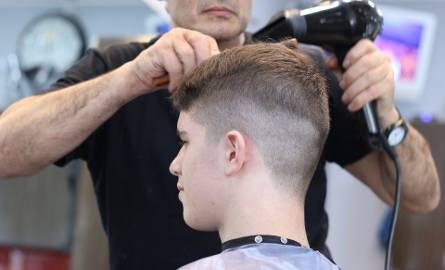 Salony fryzjerskie mogą działać od poniedziałku (18 maja). Decyzję premier Mateusz Morawiecki ogłosił w środę ( 13 maja). Po konferencji prasowej rozdzwoniły