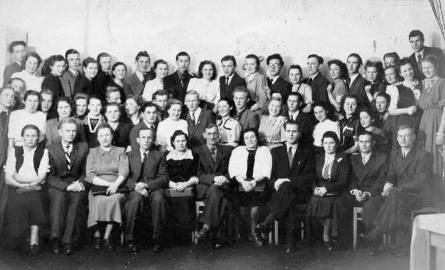 1949 r. Studniówka w Publicznej Średniej Szkole  Zawodowej Męskiej. Czy ktoś się rozpozna?