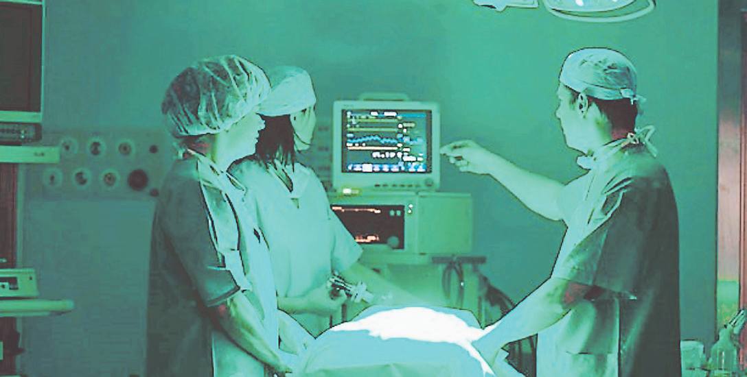 Szpital Eskulap specjalizuje się w chirurgii naczyniowej, kolejki dla pacjentów korzystających z umowy lecznicy  z NFZ sięgają ponad 2 lat.