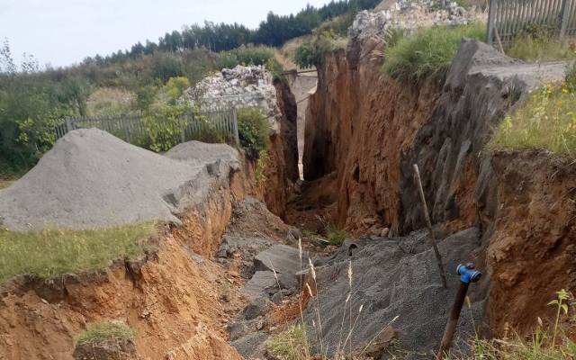 Ludzie są przerażeni. Obok ich domów w gminie Iwaniska zapadła się ziemia. Szczelina jest głęboka na kilkanaście metrów. Długa na kilkaset