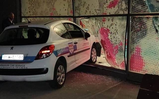 Kraków. Przedziwny wypadek w Com Com Zone. Auto przebiło szklaną ścianę i prawie wpadło do basenu