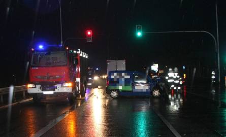 Wypadek w Jedlance. Pijany kierowca uderzył w auta przed skrzyżowaniem (zdjęcia)