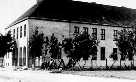 Szkoła Podstawowa im. J. Kasprowicza w Piotrkowie Kujawskim w 1945 r.