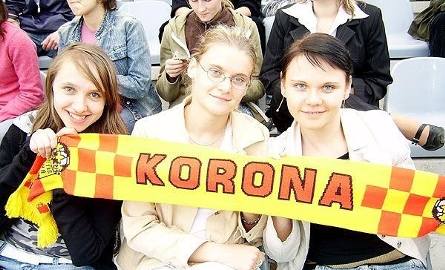 Sylwia Klimas, Magdalena Rakowska i Olga Nieckarz z szalikiem drużyny Kolportera Korony Kielce.