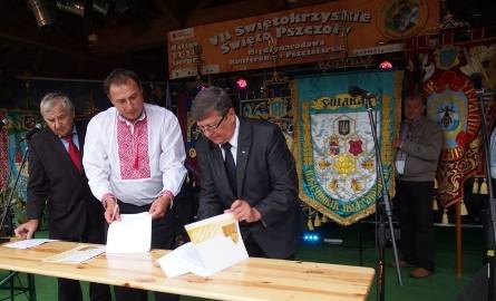 Leonid Vered i Tadeusz Sabat podpisują porozumienie związków pszczelarskich Polski i Ukrainy.