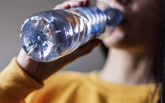 Woda gazowana jest zdrowa czy szkodliwa? Sprawdź, co daje picie wody z bąbelkami i kto nie powinien jej pić?