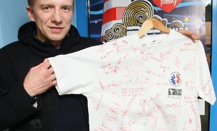 Mariusz Żak przyniósł do redakcji „Echa Dnia” koszulkę podarowaną przez Marcina Bernata z Korczyna, mistrza świata z 2013 roku i mistrza Polski w motoparalotniarstwie.
