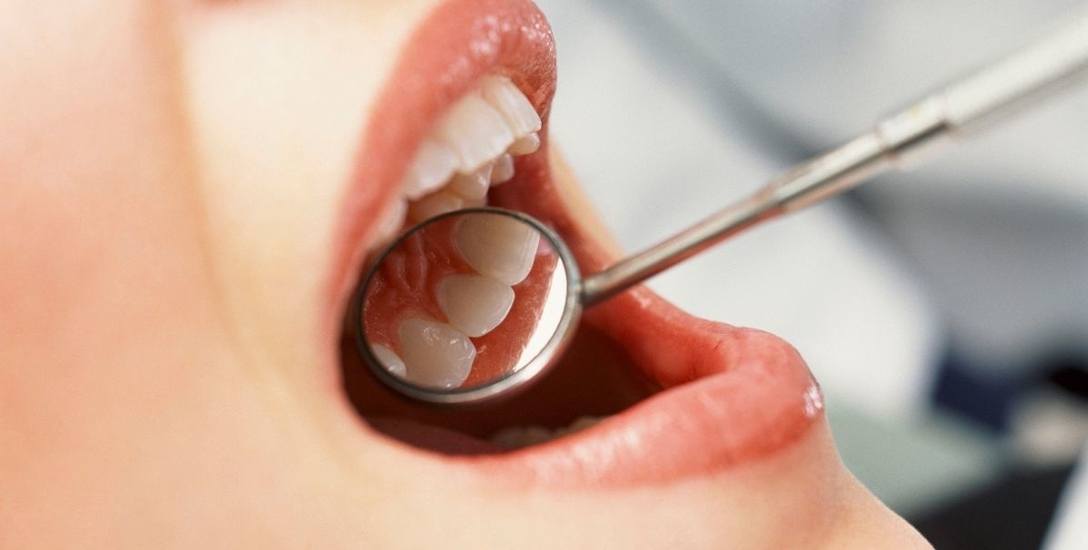 Doktor z Inowrocławia leczył zęby na niby, by wyciągnąć kasę z NFZ