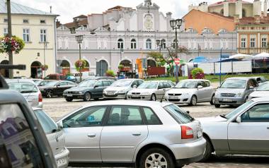 Wprowadzenie zakazu parkowania na części rynku w weekendy i święta - to jeden z punktów, które chce zrealizować burmistrz Jarosławia Waldemar Paluch
