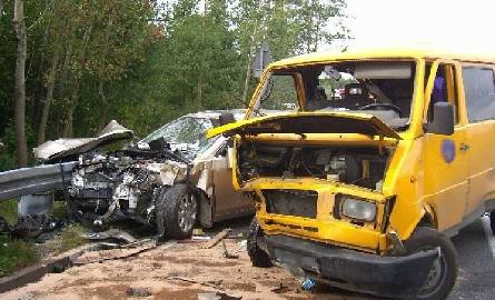 Trzy roztrzaskane samochody po zderzeniu w Przeczowie 