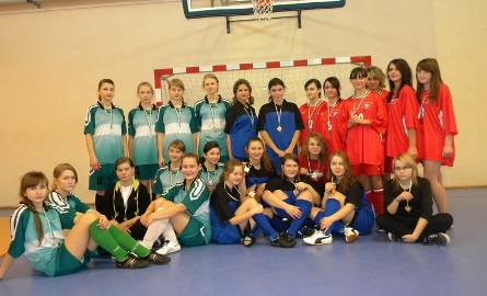 Medalistki powiatowego turnieju halowej piłki nożnej w roku szkolnym 2010/2011.
