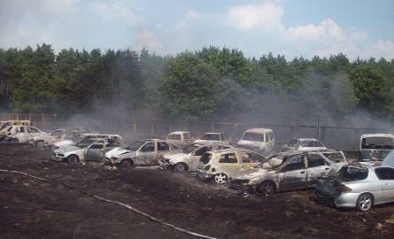 Pożar w Chmielnikach, doszczętnie spłonęło 21 samochodów [zobacz zdjęcia internautów]