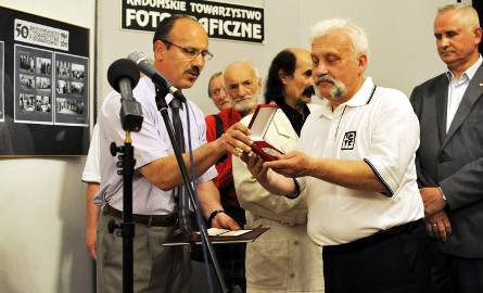 Wiceprezydent Ryszard Fałek wręczył Towarzystwu – na ręce prezesa- medal Bene Merenti.