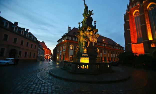 Dzień Kobiet w mieście? Koniecznie zabierz ją na spacer staromiejskimi uliczkami, np. tymi na Ostrowie Tumskim we Wrocławiu.