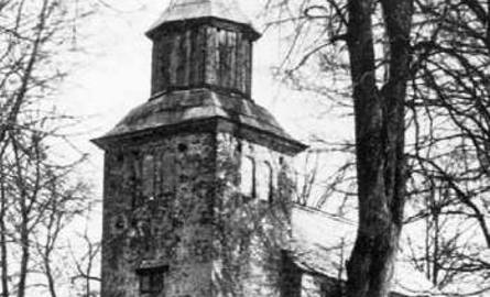 Kościół w Ostrowcu na zdjęciu sprzed 1939 roku.
