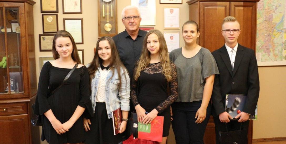 Uczniowie wręczyli prezydentowi Wadimowi Tyszkiewiczowi płytę z filmem „Nowa Sól - miasto dla młodych”