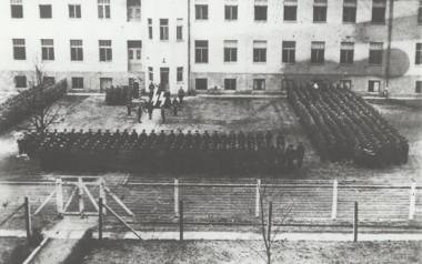 Historia budynków uczelni w Oświęcimiu liczy ponad 100 lat. W czasie II wojny światowej znajdowało się w nich zaplecze niemieckiego obozu Auschwitz-