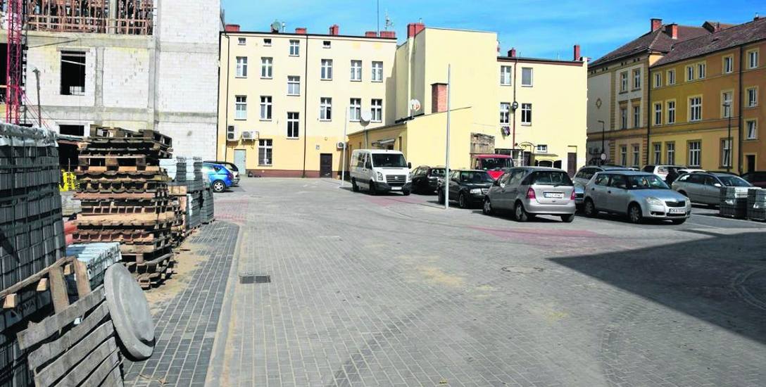 W pierwszym etapie prywatny inwestor zrobił na tyłach ulicy Junackiej przestronny parking zmieniając ten zaniedbany zakątek miasta nie do poznania