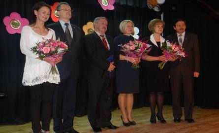 Panowie wręczyli na ręce Bogusławy Jaworskiej, burmistrz miasta (z prawej), Edyty Sulimy – sekretarza powiatu i Anny Wieczerzyńskiej, dyrektorki Domu